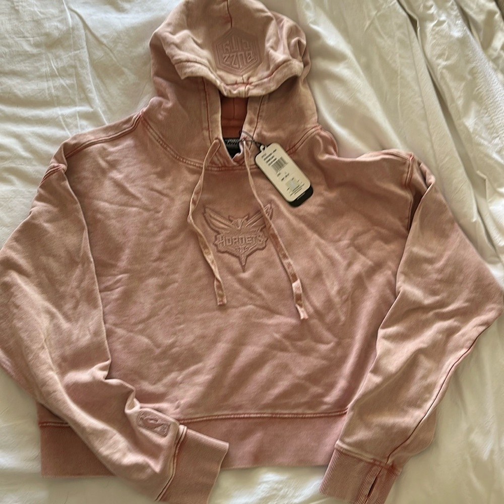 Women’s brand new pink Charlotte Hornets sweatshirt never worn.